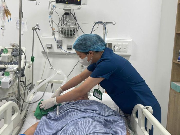 Chăm sóc những bệnh nhân nguy kịch áp lực và vất vả hơn rất nhiều. Ảnh: P.T.