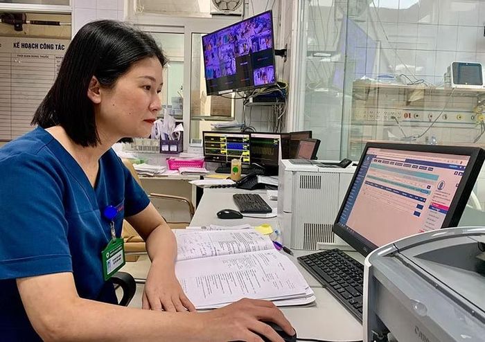 Chị Oanh chia sẻ về công việc 12 năm tại phòng ICU. Ảnh: T.Hằng.