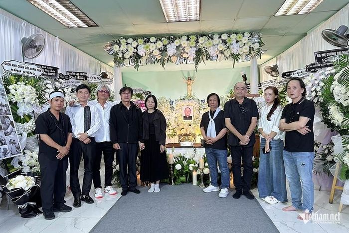 Ê-kíp đoàn phim Đất phương Nam tại tang lễ.