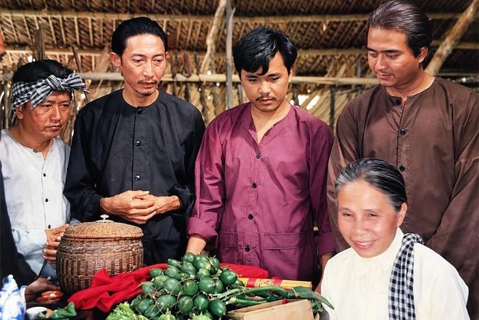 Đạo diễn Nguyễn Phương Điền đứng cạnh đạo diễn Nhâm Minh Hiền (bên phải) trong phim "Đất phương Nam". 
