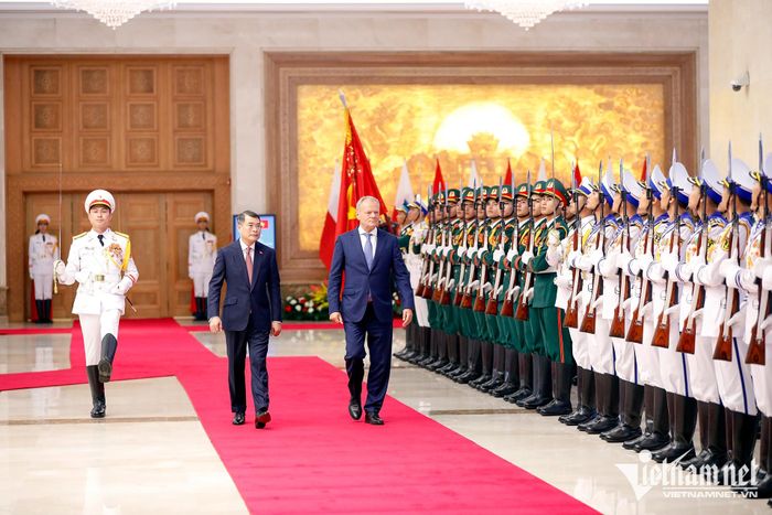 Thủ tướng Lê Minh Hưng và Thủ tướng Ba Lan duyệt Đội danh dự Quân đội nhân dân Việt Nam