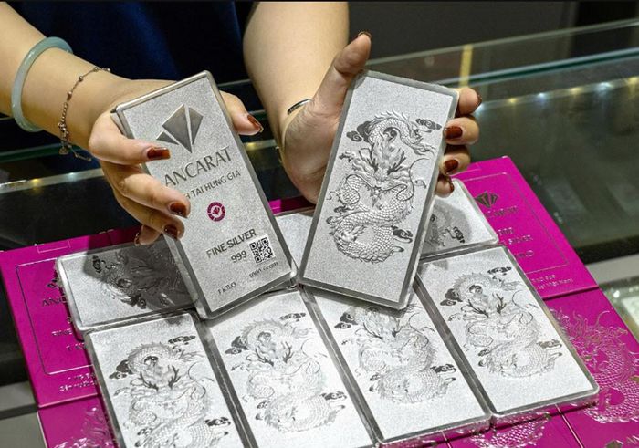 Giá bạc trong nước giảm mạnh. Ảnh: Ancarat