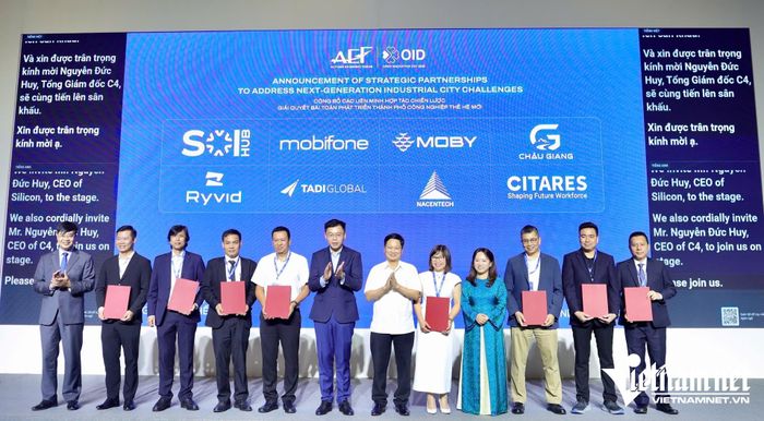Ông Trương Minh Huy Vũ trao văn bản ký kết hợp tác chiến lược thúc đẩy thành phố công nghiệp thế hệ mới. Ảnh: Phước Sáng