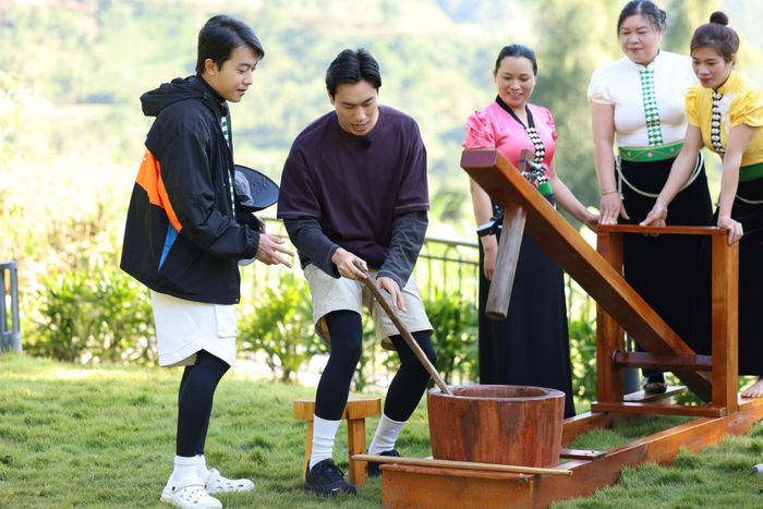 Dàn người chơi làm món 'Cốm Tú Lệ'.
