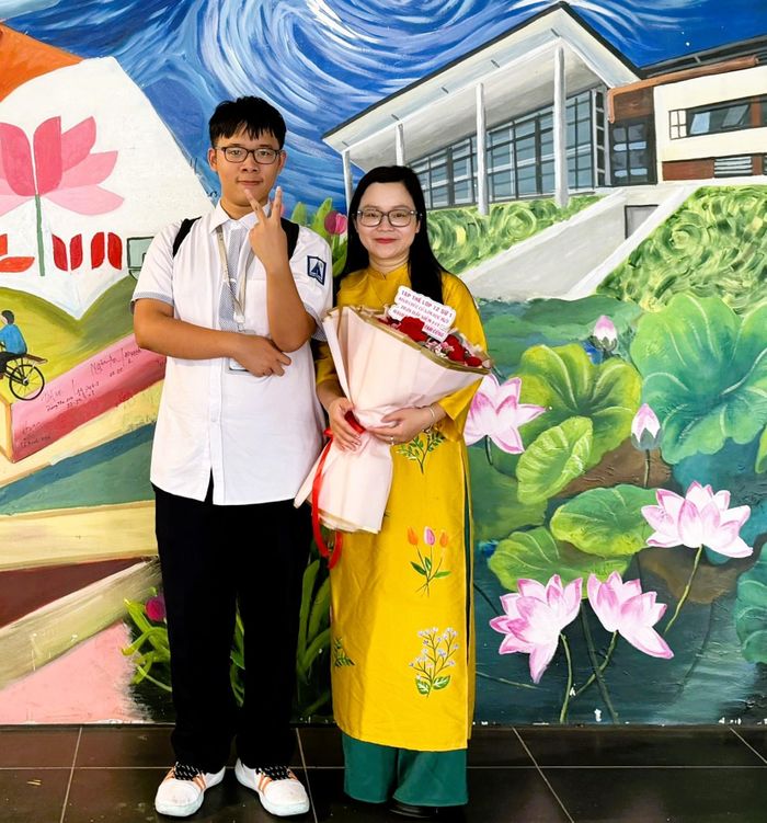 Đoàn Lê Anh Đức cùng cô Phạm Ngọc Lan, giáo viên chủ nhiệm lớp 12 Sử 1, Trường THPT Chuyên Hà Nội - Amsterdam. Ảnh: NVCC