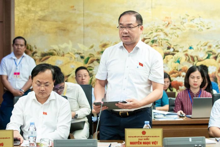 Đại biểu Nguyễn Ngọc Việt (đoàn Hà Nội) thảo luận về Luật Quản lý, sử dụng vũ khí, vật liệu nổ và công cụ hỗ trợ, Luật Phòng cháy, chữa cháy và cứu nạn, cứu hộ. Ảnh: QH