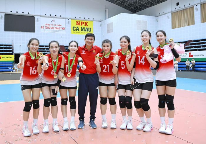 Niềm vui của thầy trò HLV Phạm Văn Long. "Tôi xin gửi lời cảm ơn tới các cầu thủ, những người đã thi đấu đúng đấu pháp và rất quả cảm trong trận chung kết. Tôi hy vọng các VĐV trẻ tiếp tục cố gắng hơn nữa trong thời gian tới", HLV Văn Long chia sẻ.