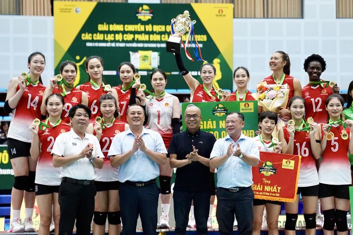 Kiều Trinh rạng rỡ, xinh đẹp nâng cao cúp vô địch.