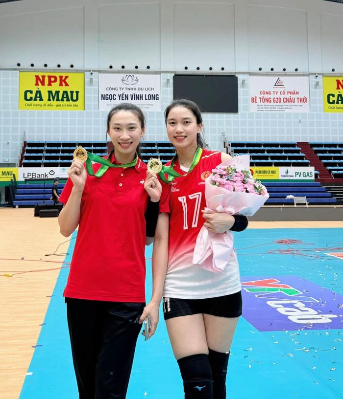 Nguyễn Thị Phương và Nguyệt Anh - cựu đội trưởng Binh chủng Thông tin.