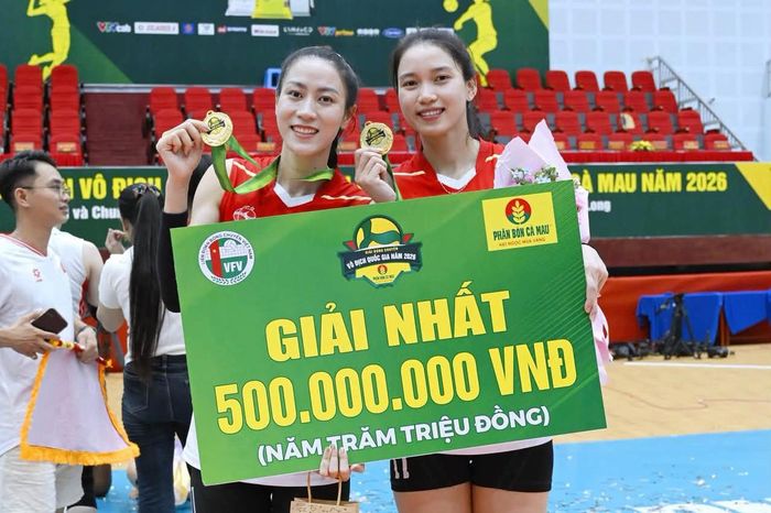 Cô ăn mừng cùng với chủ công Nguyễn Thị Phương.