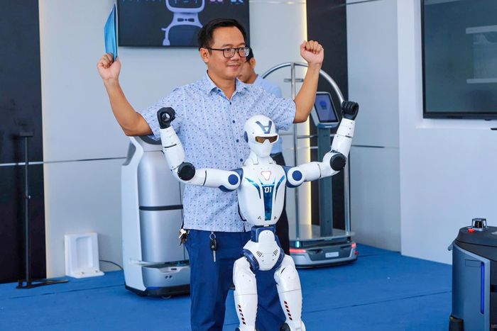 Các gian hàng giới thiệu đô thị thông minh, trí tuệ nhân tạo, và robot