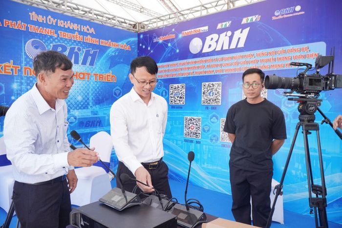 Ông Nguyễn Thanh Hà – Phó Chủ tịch UBND tỉnh Khánh Hòa tham quan gian hàng triển lãm trong Ngày hội Công nghệ số tỉnh Khánh Hòa năm 2026.