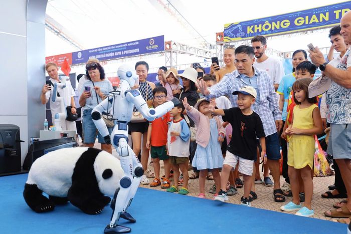 Người dân trải nghiệm cùng robot tại Ngày hội Công nghệ số tỉnh Khánh Hòa năm 2026.