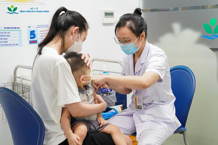  Tiêm vắc xin là biện pháp phòng bệnh hiệu quả nhất làm giảm tỷ lệ mắc bệnh và tử vong do bệnh truyền nhiễm. Ảnh: BVCC