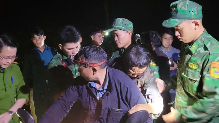Lực lượng chức năng sơ cứu rồi đưa ông Sùng đến cơ sở y tế điều trị. Ảnh: TM