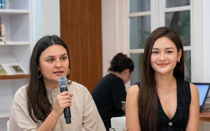 Nghệ sĩ Claudia Tuyết Scheffel và Thuỳ Anh tại sự kiện. Ảnh: Quỳnh An