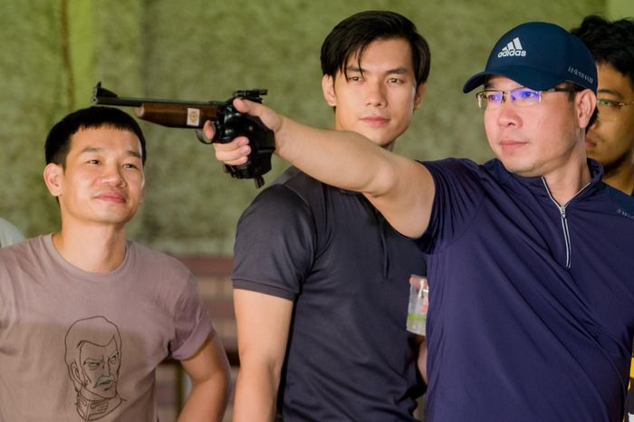 Diễn viên Nhan Phúc Vinh học bắn súng từ xạ thủ vô địch Olympic Hoàng Xuân Vinh. 