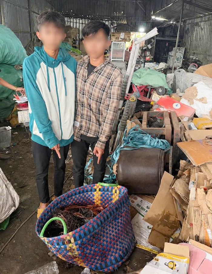 Các thanh thiếu niên cùng tang vật trộm được. Ảnh: CA