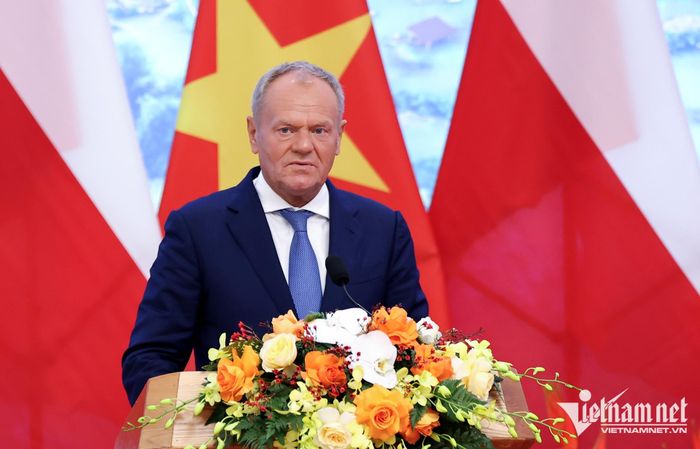 Thủ tướng Donald Tusk phát biểu tại cuộc gặp gỡ báo chí