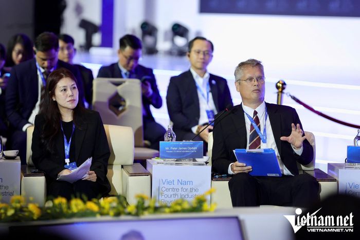Các đại biểu đề xuất một số giải pháp để thu hút dòng vốn đầu tư vào TPHCM. Ảnh: Phước Sáng
