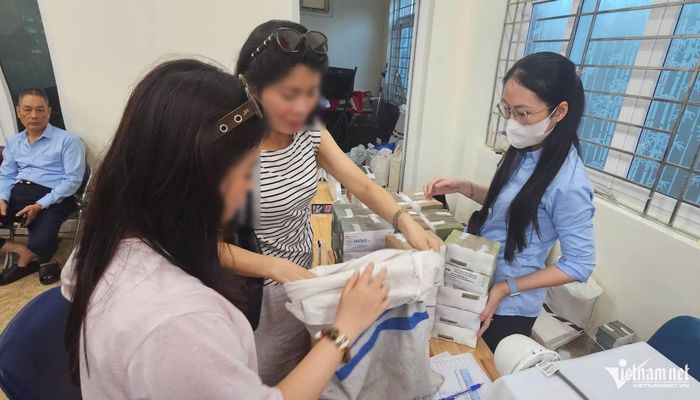 Người dân cho tiền vào bao tải. Ảnh: Thành Huế