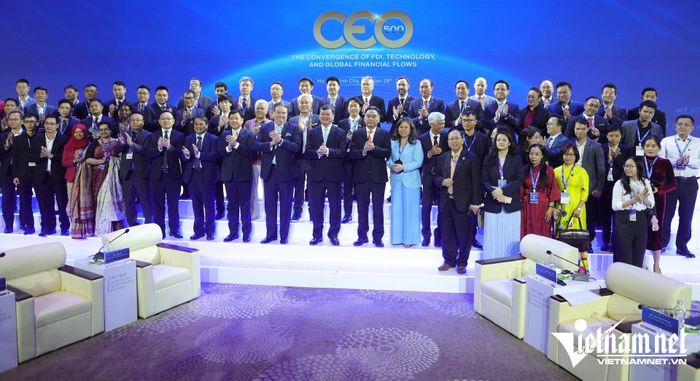 Các chuyên gia, doanh nghiệp chụp ảnh lưu niệm cùng lãnh đạo UBND TPHCM tại hội thảo. Ảnh: Phước Sáng
