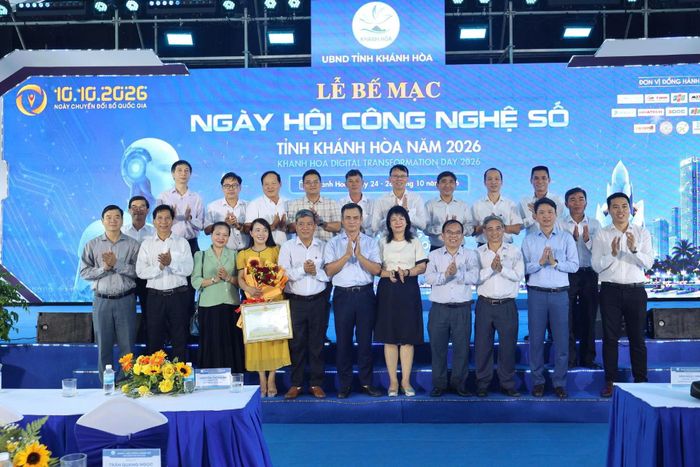 Ông Nguyễn Thanh Hà - Phó Chủ tịch UBND tỉnh Khánh Hòa trao khen thưởng của UBND tỉnh cho các tổ chức và cá nhân xuất sắc.