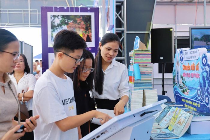 Người dân tham quan các gian hàng trong thời gian diễn ra Ngày hội Công nghệ số tỉnh Khánh Hòa năm 2026.