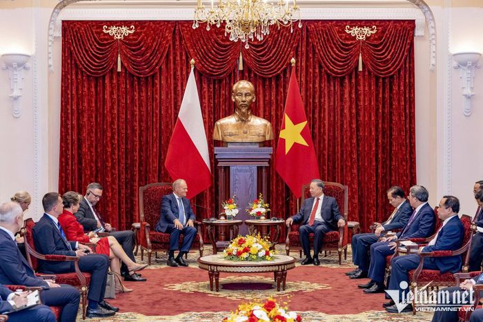 Hai lãnh đạo tin tưởng với nền tảng hữu nghị truyền thống, sự tin cậy chính trị cao và khuôn khổ Đối tác Chiến lược mới được thiết lập, quan hệ Việt Nam - Ba Lan sẽ tiếp tục phát triển mạnh mẽ, đi vào chiều sâu, mang lại lợi ích thiết thực cho nhân dân hai nước