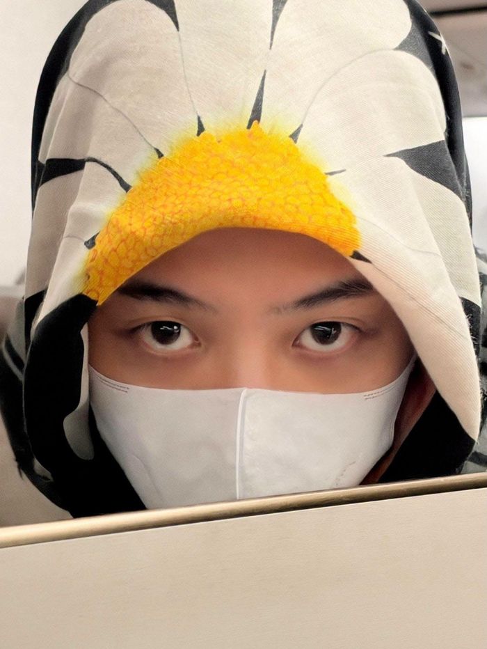 Trưởng nhóm BIGBANG tiếp tục khoe đôi mắt to tròn trong một khung hình khác. Ảnh: Weverse.