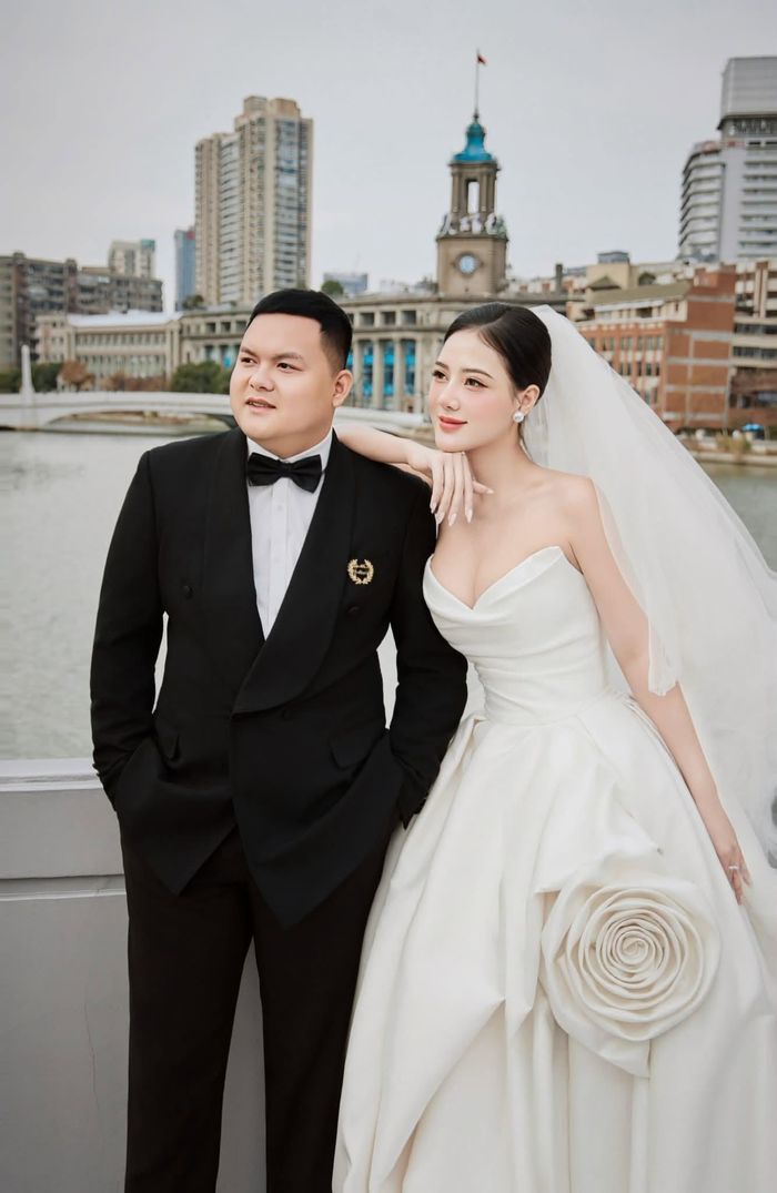 Hình ảnh cô dâu, chú rể đang gây tò mò khắp cõi mạng.