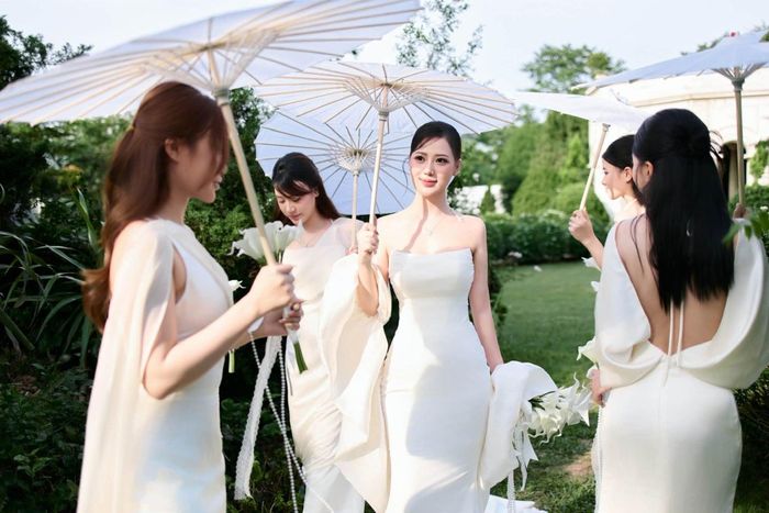 Nhan sắc cô dâu nhận được nhiều lời khen từ cư dân mạng.