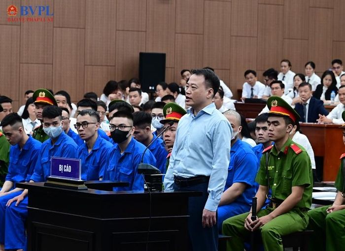 Bị cáo Nguyễn Hòa Bình (tức "Shark" Bình) khai báo trước toà.