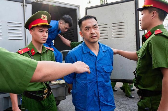  Các bị cáo khác được áp giải đến phiên tòa. 