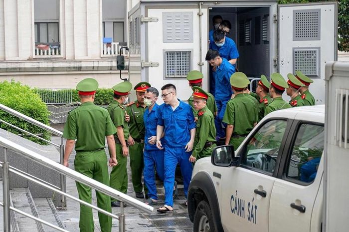  Các bị cáo khác. 