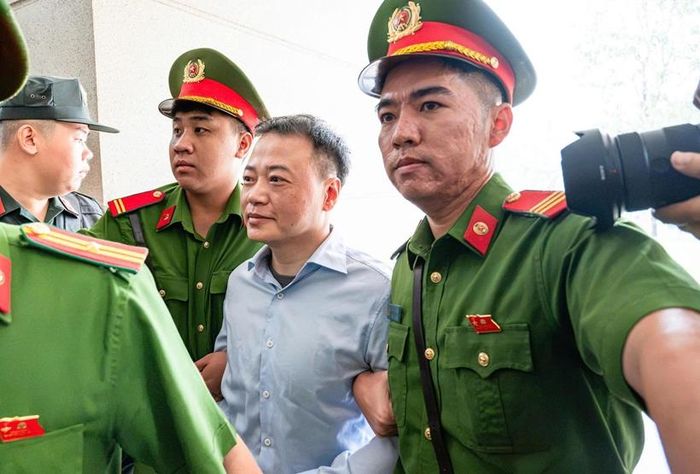  Bị cáo Nguyễn Hòa Bình (tức "Shark" Bình) được áp giải đến phiên tòa. 