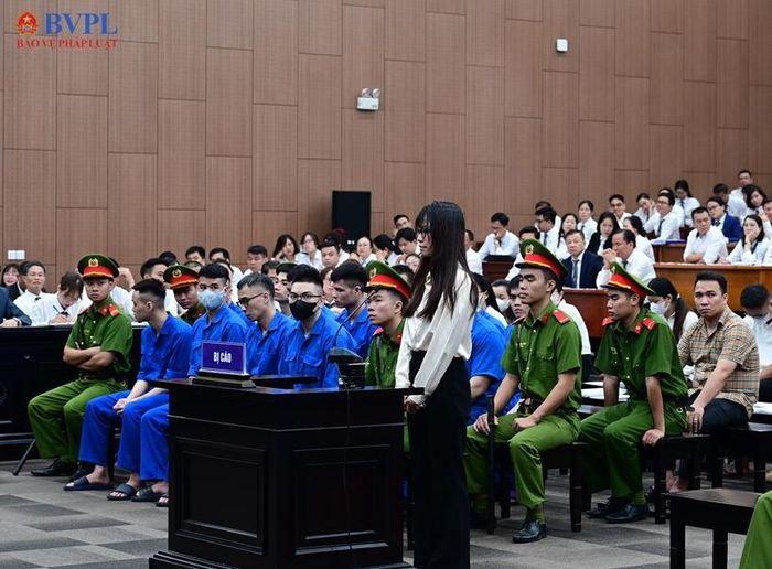  Một bị cáo nữ tại phiên tòa. 