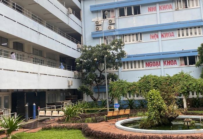 Bệnh viện Nhân dân Gia Định đã phát thông báo tìm thân nhân của hai bệnh nhân nam tử vong sau khi được đưa đến cấp cứu, điều trị tại bệnh viện. (Ảnh: H. Lê).