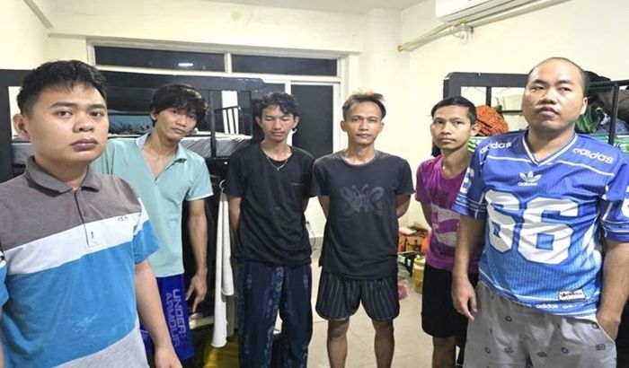 Các đối tượng người nước ngoài làm việc không phép tại một doanh nghiệp trong Khu công nghiệp Đồng Xoài III. (Ảnh:CACC)