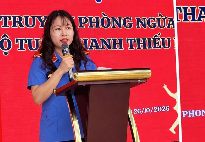   Kiểm sát viên Nguyễn Thị Thúy trao đổi với các em học sinh về một số loại tội phạm thường gặp ở lứa tuổi học sinh