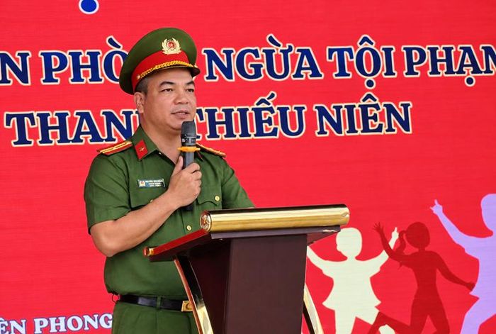  Thiếu tá Nguyễn Văn Chính - Đội phó đội Điều tra trọng án Phòng Cảnh sát Hình sự Công an TP Bắc Ninh truyền đạt nội dung tuyên truyền.