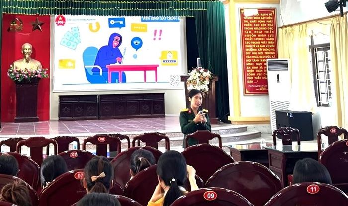 Thiếu tá Nguyễn Thị Huân, Viện trưởng VKSQS khu vực 32 giới thiệu chuyên đề “Dấu hiệu nhận biết và giải pháp phòng ngừa tội phạm lừa đảo trên không gian mạng”. 