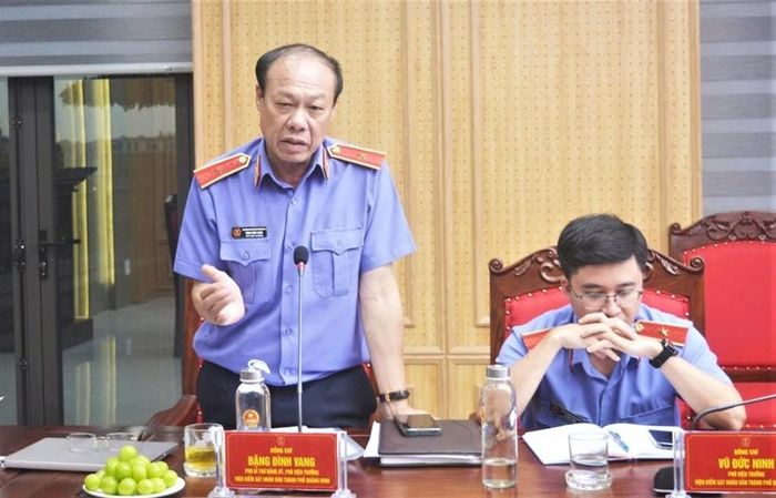 Đồng chí Đặng Đình Vang, Phó Viện trưởng VKSND TP Quảng Ninh phát biểu tại buổi làm việc.