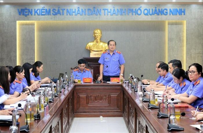 Đồng chí Phạm Viết Vượng, Viện trưởng VKSND TP Quảng Ninh tiếp thu kết luận của Đoàn công tác.