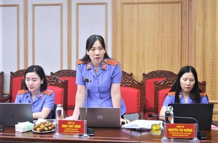 Đồng chí Đinh Thúy Hằng, Phó Trưởng phòng lưu trữ trao đổi tại buổi làm việc.