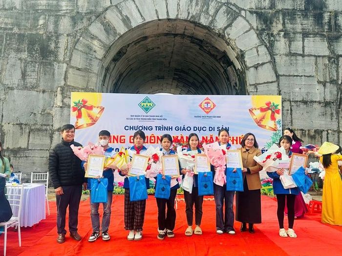 Ban Tổ chức trao thưởng, ghi nhận sự sáng tạo và tinh thần tìm hiểu di sản của học sinh.