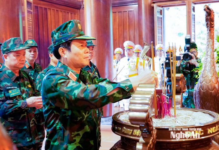 Đại tướng Nguyễn Tân Cương - Ủy viên Trung ương Đảng, Ủy viên Thường vụ Quân ủy Trung ương, Tổng Tham mưu trưởng QĐND Việt Nam, Thứ trưởng Bộ Quốc phòng dâng hương tưởng niệm Chủ tịch Hồ Chí Minh. Ảnh: Phạm Bằng
