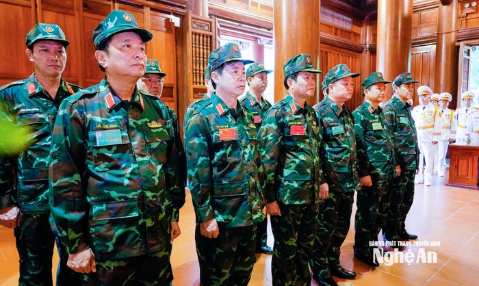 Đoàn đại biểu Quân ủy Trung ương, Bộ Quốc phòng, Quân khu 4, tỉnh Nghệ An thành kính tưởng niệm Chủ tịch Hồ Chí Minh. Ảnh: Phạm Bằng
