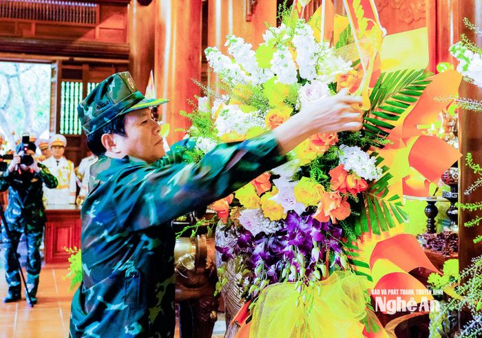 Đại tướng Nguyễn Tân Cương - Ủy viên Trung ương Đảng, Ủy viên Thường vụ Quân ủy Trung ương, Tổng Tham mưu trưởng QĐND Việt Nam, Thứ trưởng Bộ Quốc phòng dâng hoa tưởng niệm Chủ tịch Hồ Chí Minh. Ảnh: Phạm Bằng