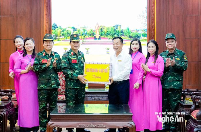 Đại tướng Nguyễn Tân Cương - Tổng Tham mưu trưởng, Thứ trưởng Bộ Quốc phòng và đoàn công tác tặng quà Ban Quản lý Khu Di tích Quốc gia đặc biệt Kim Liên. Ảnh: Phạm Bằng